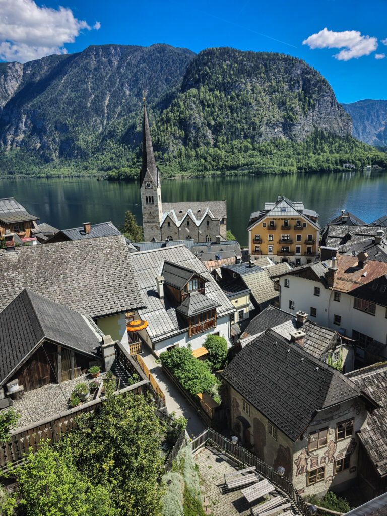 Hallstatt Oberösterreich mit der Kirche im Blick