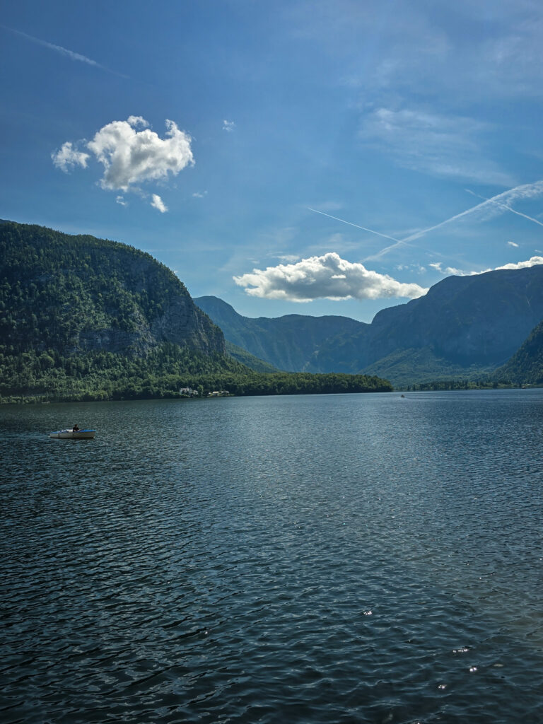Glasklares Wasser im Hallstätter See