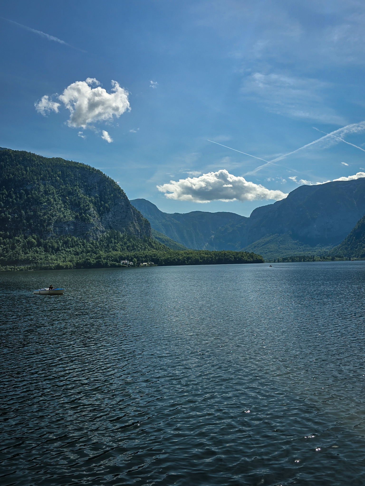Glasklares Wasser im Hallstätter See