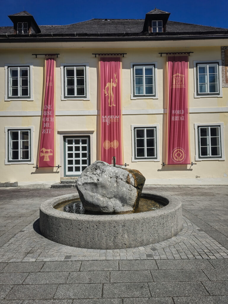 Brunnen vor dem Museum in Hallstatt