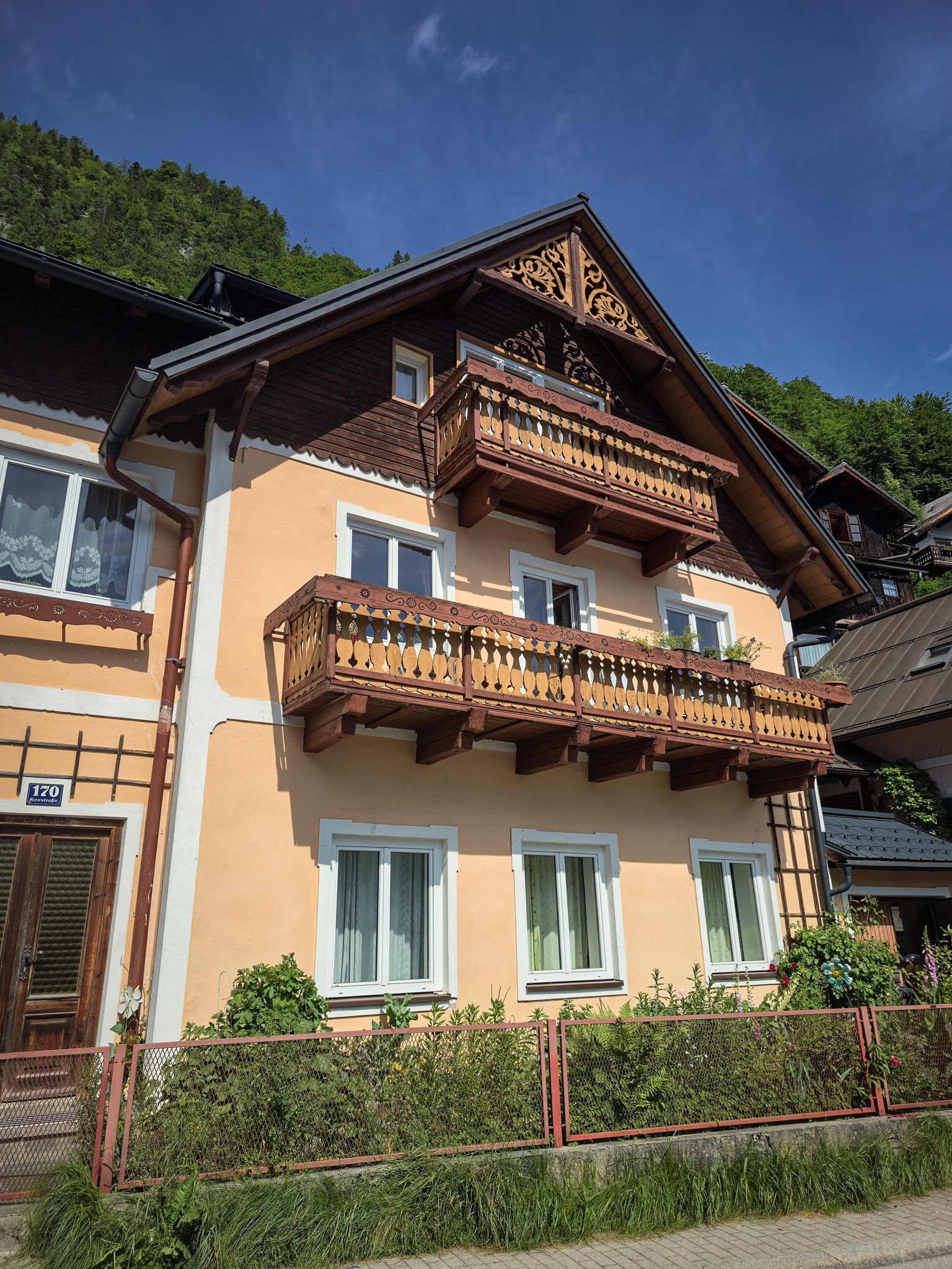 Buntes Haus mit Balkon in Hallstatt
