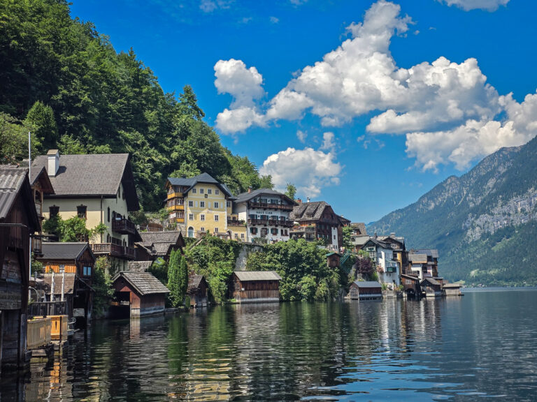 Postakrtenblick über die Häuser von Hallstatt