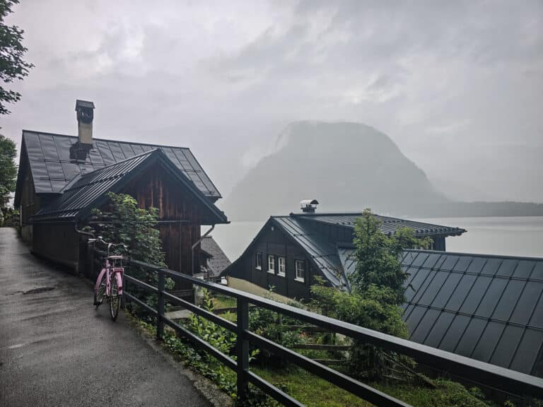 Hallstatt Seeblick mit Regen und Wolken
