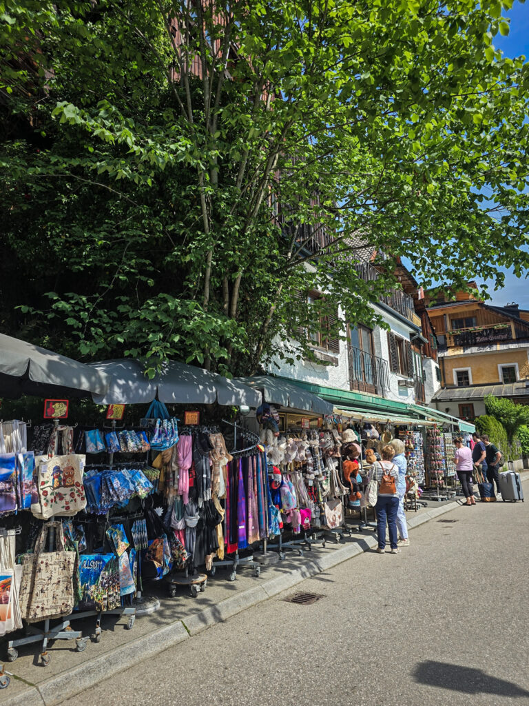 Lederhosen und Dirndl in Hallstatt