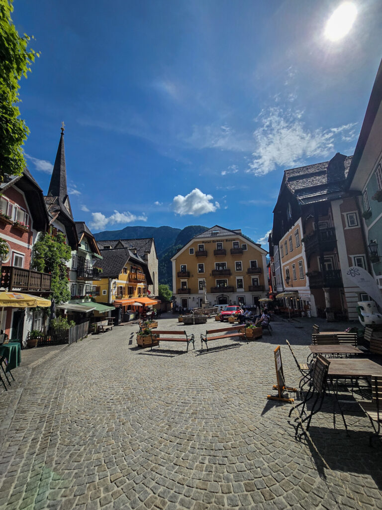 Marktplatz von Hallstatt im Sommer