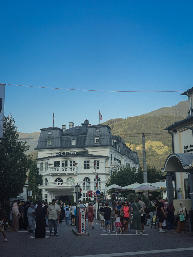 Zell am See Grande Hotel mit Touristen