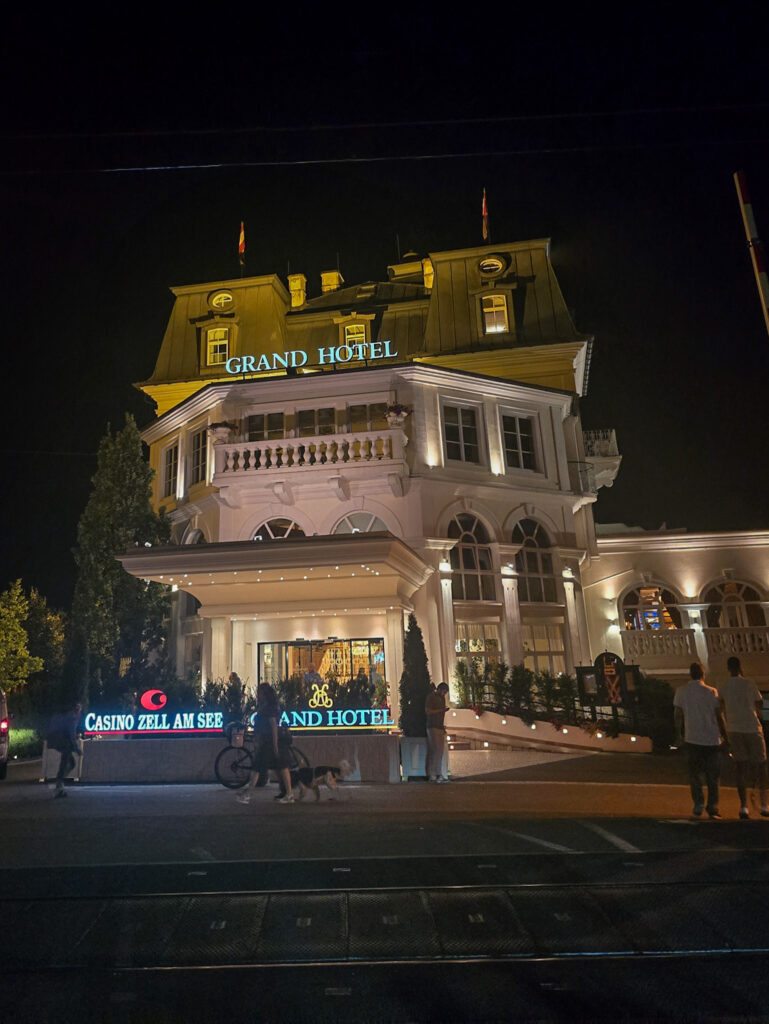 Grand Hotel Zell am See bei Nacht