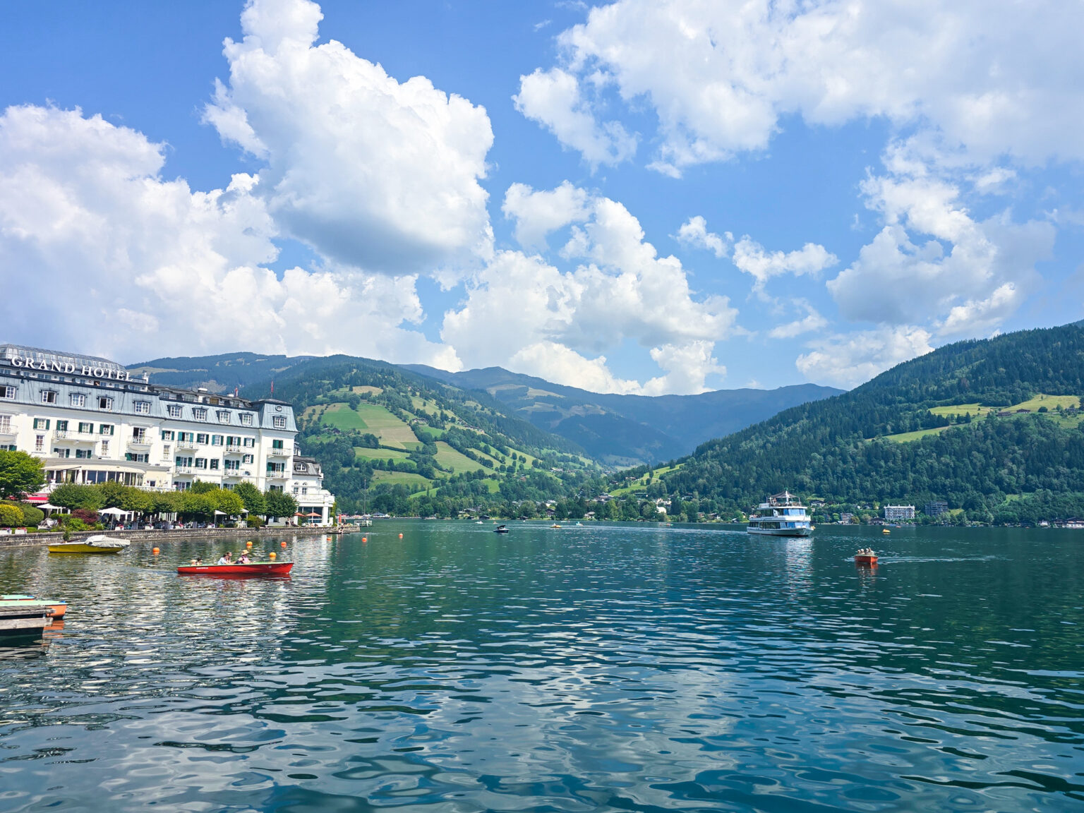 Sicht auf den Zeller See mit Grand Hotel