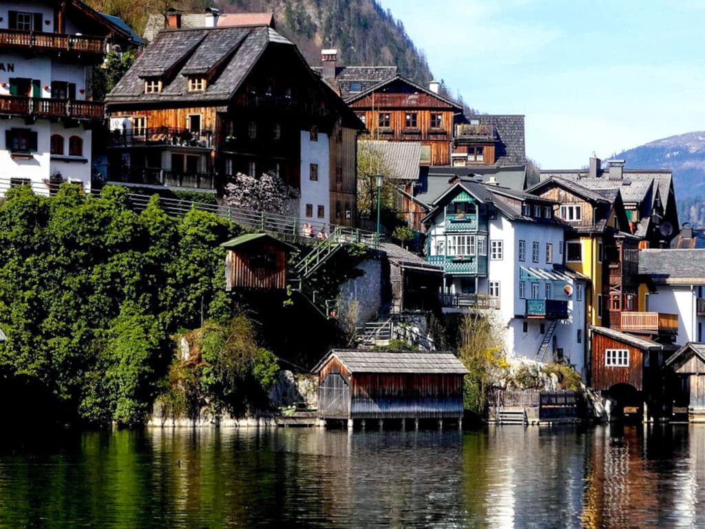 Hallstatt Häuser im Herbst von unten
